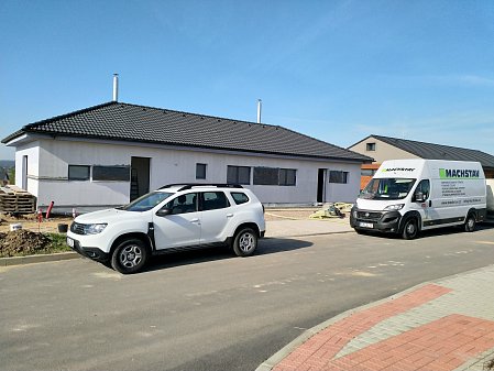Dvoubytový rodinný dům a jeho zateplení foukanou izolací v Doksech u Kladna